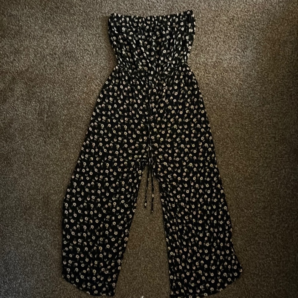 this is a cute and very soft jumpsuit! it is size:M
